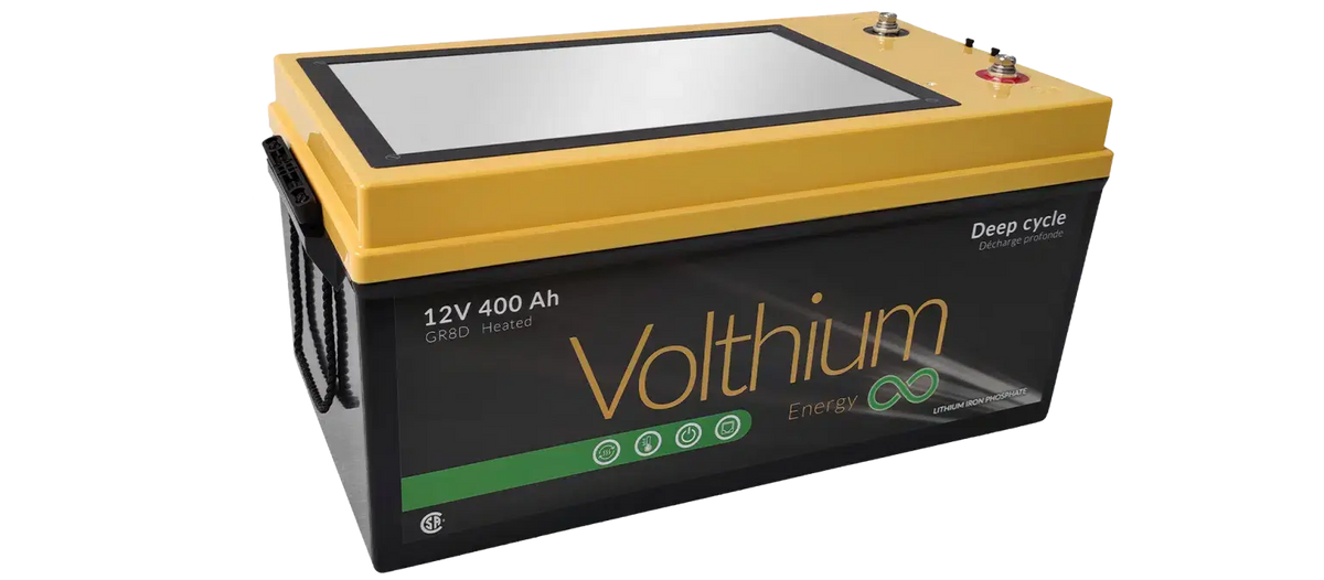 Batterie Volthium 400Ah posée dans un compartiment technique pour usage hivernal