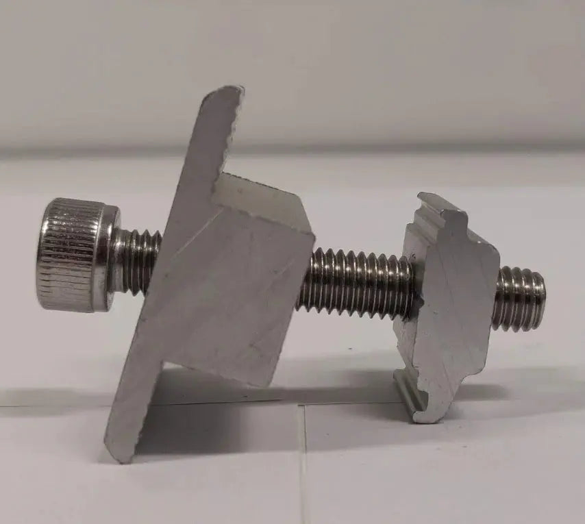 Middle Clamp Elios entre deux panneaux sur un rail de montage aluminium