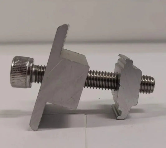Middle Clamp Elios entre deux panneaux sur un rail de montage aluminium