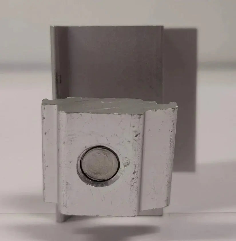 Pince End Clamp Elios fixée sur un rail de montage solaire en aluminium