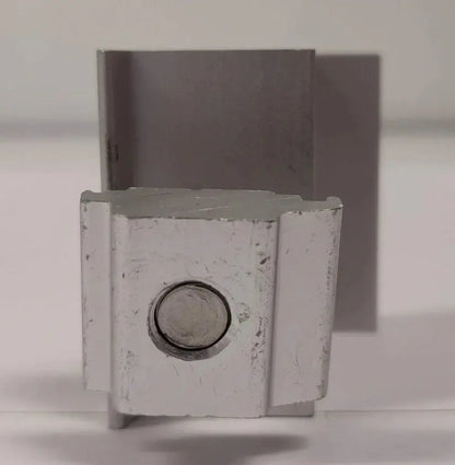 Pince End Clamp Elios fixée sur un rail de montage solaire en aluminium
