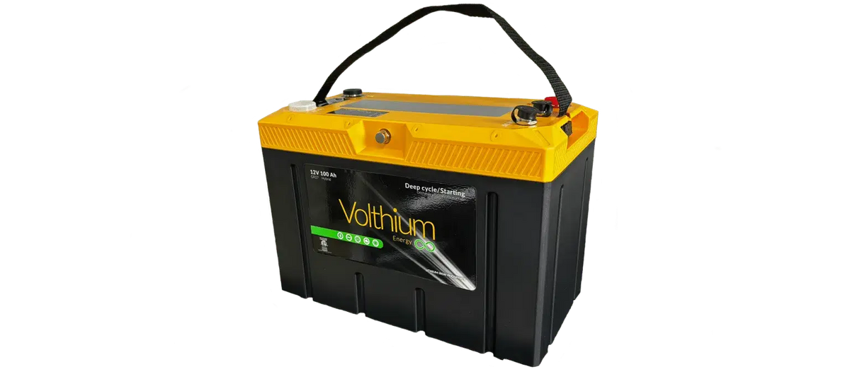 Batterie Volthium 100Ah installée dans un compartiment d'embarcation