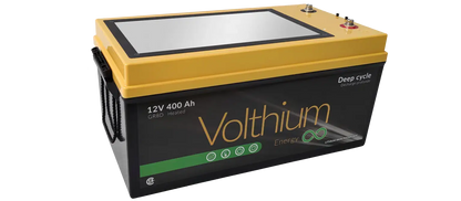 Batterie Volthium 400Ah posée dans un compartiment technique pour usage hivernal