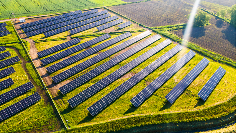 Installation solaire au sol sur une terre agricole du Centre-du-Québec