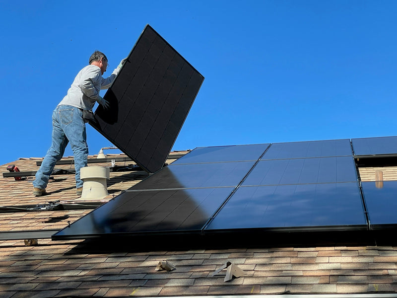 Champ de panneaux solaires produisant de l’électricité