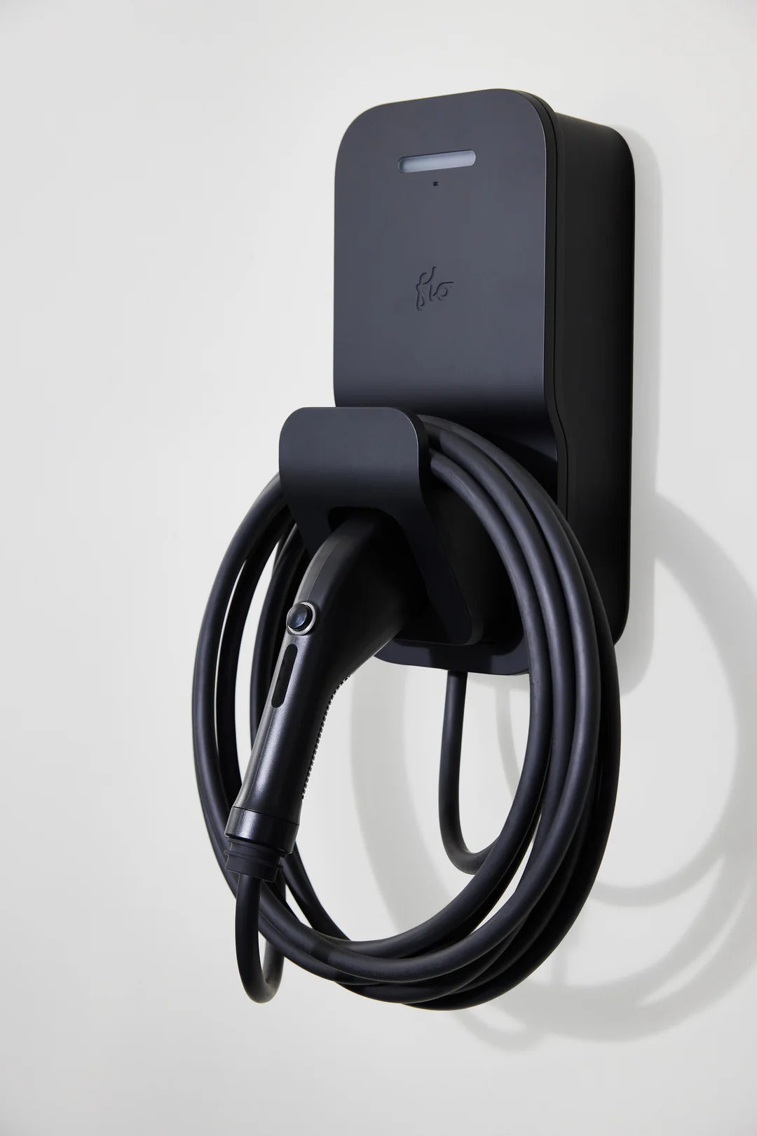 Vis et points d'ancrage muraux de la borne de recharge FLO Maison X3
