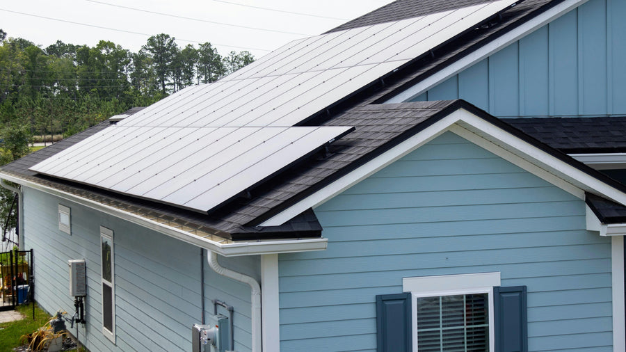 Panneaux solaires installés sur une maison du Centre-du-Québec