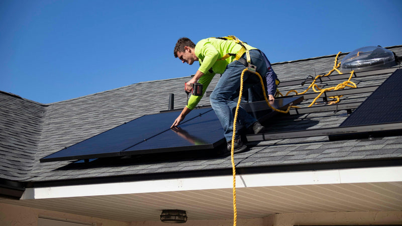 Équipe licenciée RBQ posant des panneaux solaires