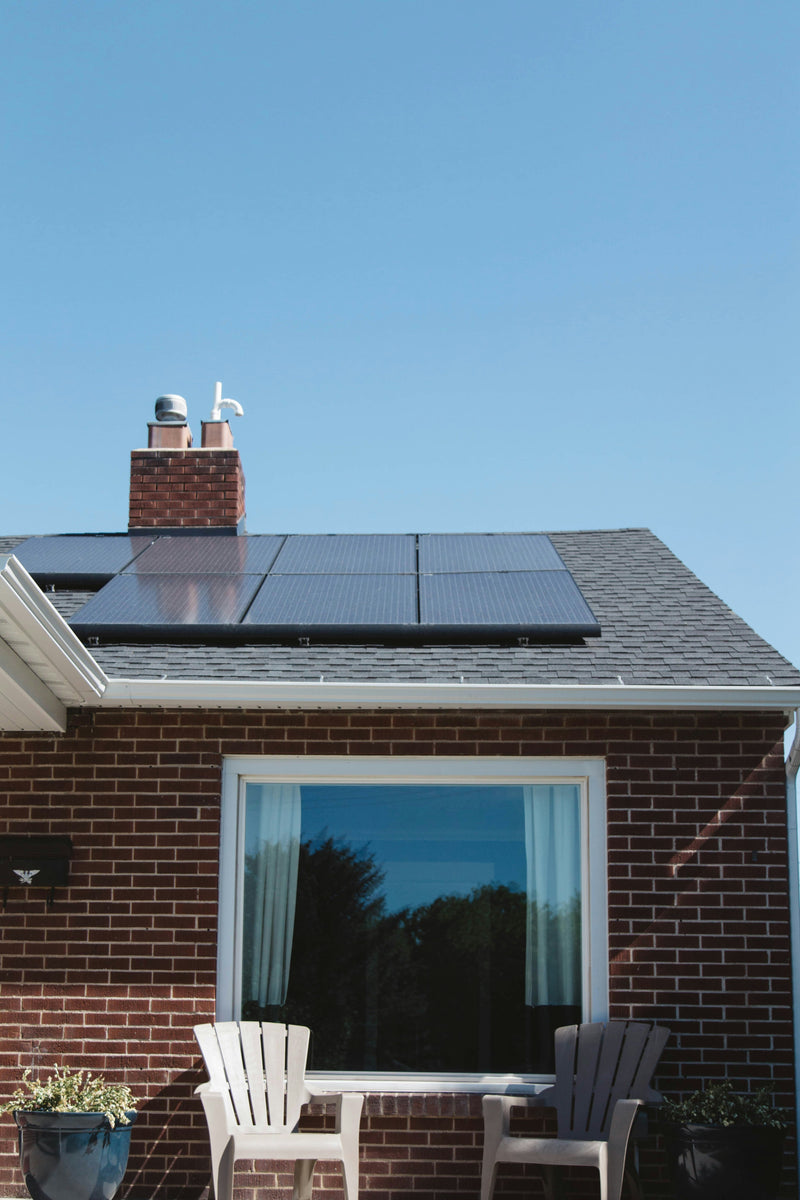 Technicien vérifiant une toiture avant une installation solaire